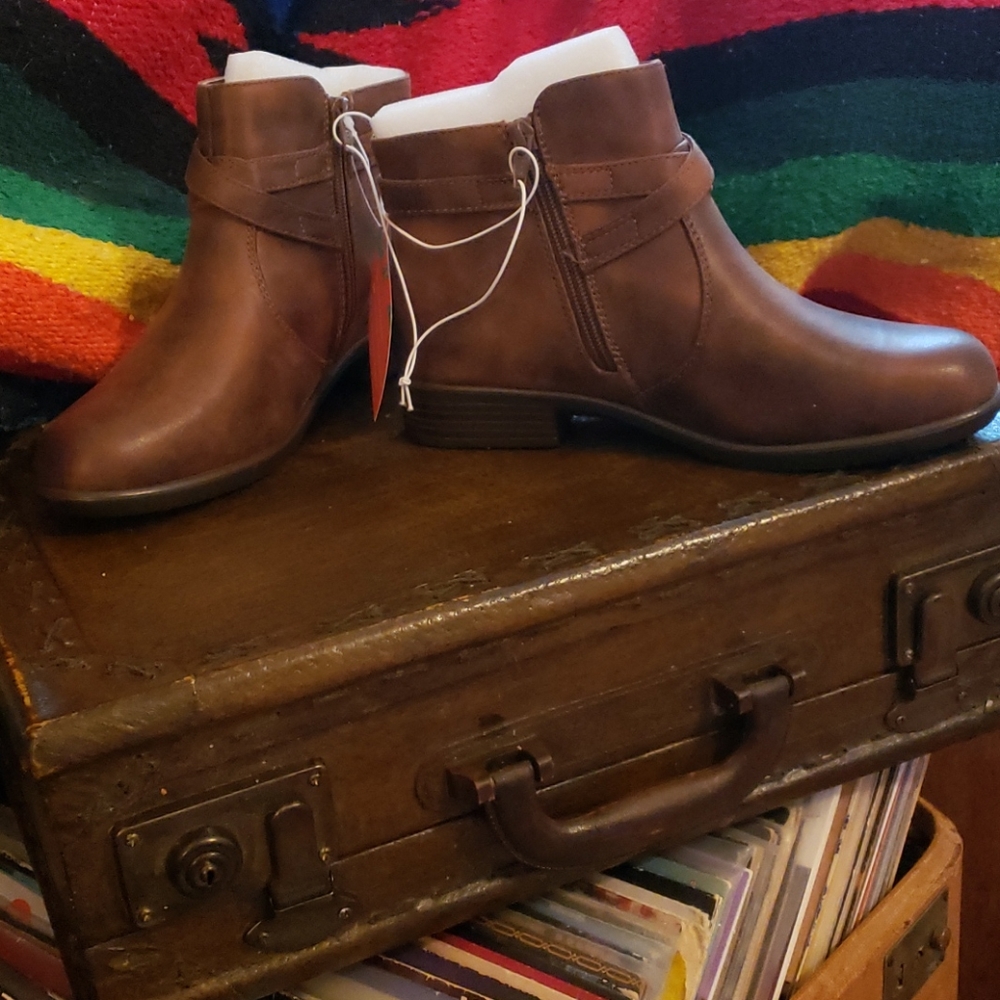 NWT YUU BECCA 7.5 WIDE BRUSH BROWN ANKLE BOOTS